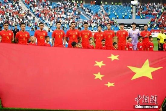 第83分钟，莱万送出挑传，罗贝托破门完成双响！